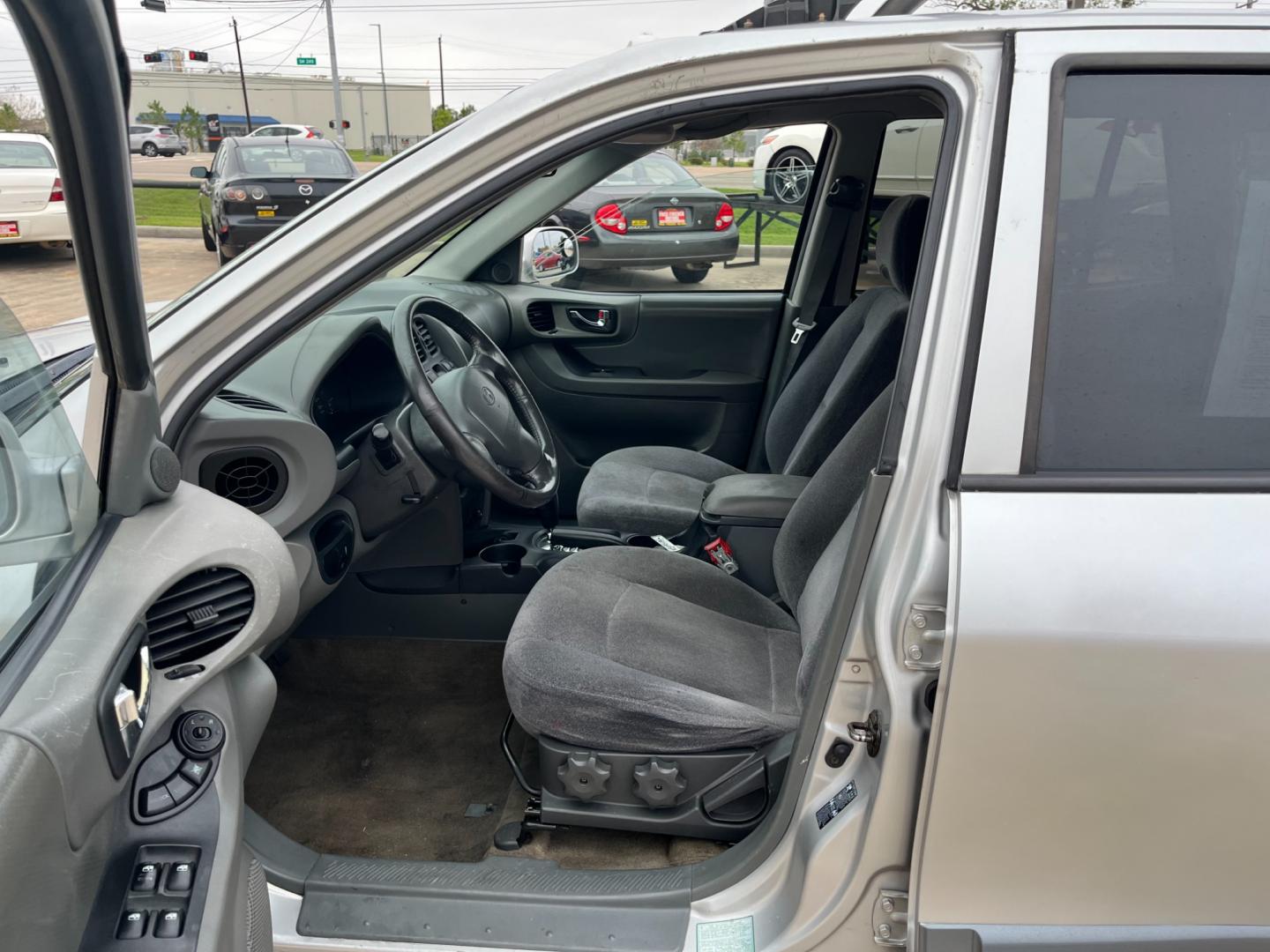 2003 SILVER /gray Hyundai Santa Fe GLS (KM8SC13D53U) with an 2.7L V6 DOHC 24V engine, 4-Speed Automatic Overdrive transmission, located at 14700 Tomball Parkway 249, Houston, TX, 77086, (281) 444-2200, 29.928619, -95.504074 - Photo#8